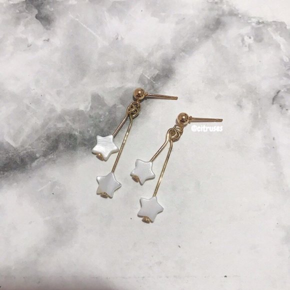♥️BRAND NEW DANGLING STAR EARRINGS♥️ - Picture 1 of 2